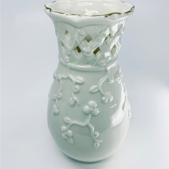 Porcelain 3D Ivory Weave & Red Roses Bud Vase Hand-painted 5.5” Tall Gold Trim - Picture 9 of 12